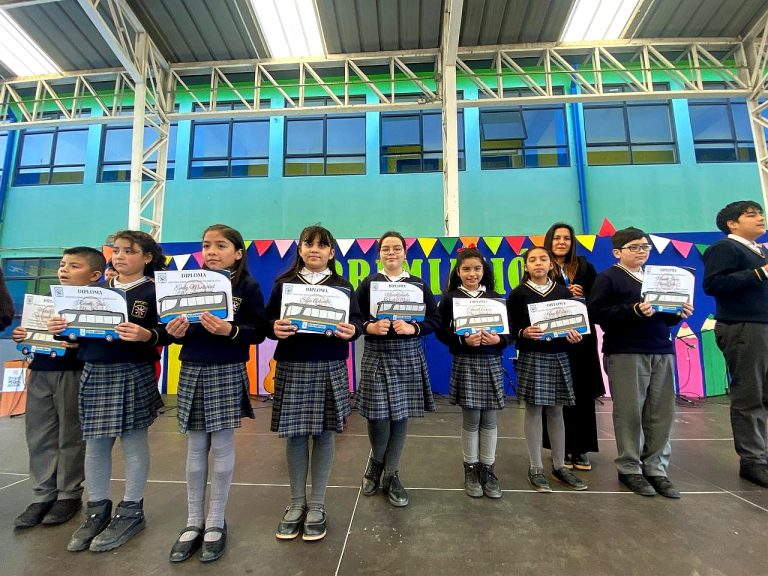 Escuela Nahuelbuta premió con viaje a mejores estudiantes del primer semestre