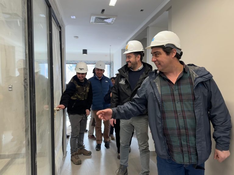 GOBERNADOR LUCIANO RIVAS VISITÓ LOS AVANCES EN LAS OBRAS DE CONSTRUCCIÓN DEL NUEVO CUARTEL DE BOMBEROS DE LONQUIMAY