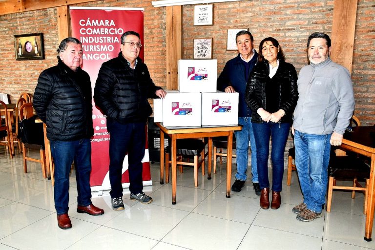 Cámara de Comercio de Angol entregó las tradicionales cajas dieciocheras a sus asociados