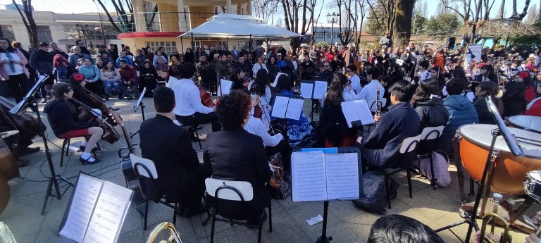 Plaza 7 Fundaciones de Angol se llenó de color con gran cuecada de la Escuela Nahuelbuta