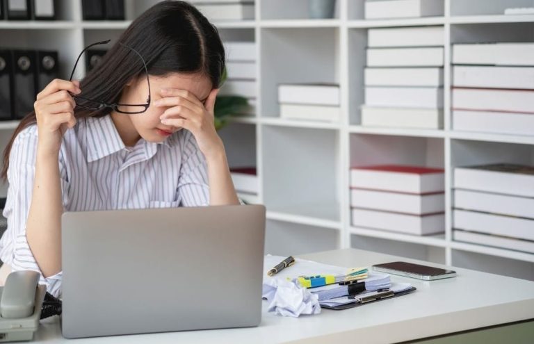 El agotamiento aumenta en el 65% de los entornos laborales del mundo y expertos alertan sobre una recesión emocional que desafía a las organizaciones