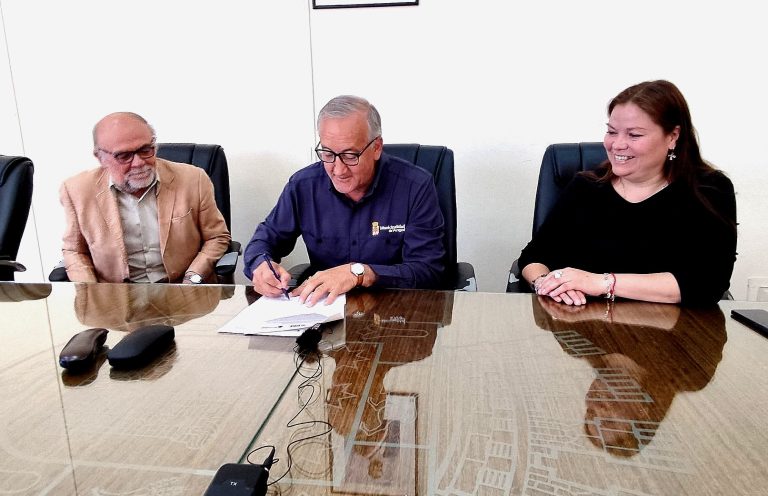 Angol: Firman convenio para transparentar procesos administrativos en la Municipalidad