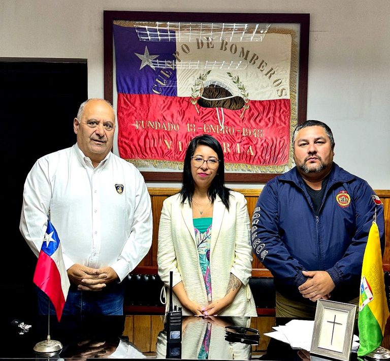 Directora Regional del Trabajo se reúne con autoridades de Bomberos para recordar derechos de voluntarios que combaten incendios forestales