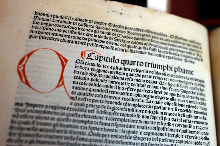 Las curiosidades del libro más antiguo resguardado por la Universidad de Chile