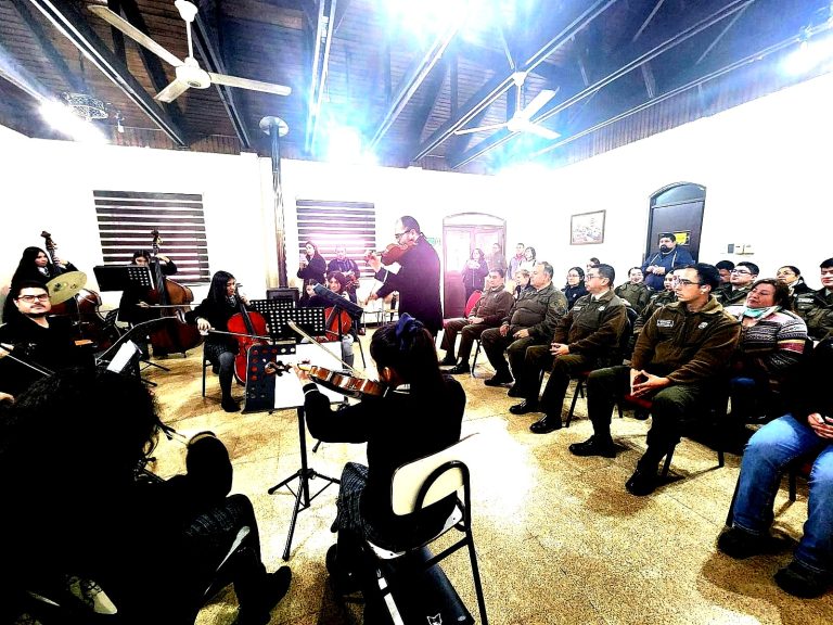 Orquesta Sinfónica de la Escuela Nahuelbuta homenajeó a Carabineros de Angol con motivo de un nuevo aniversario institucional