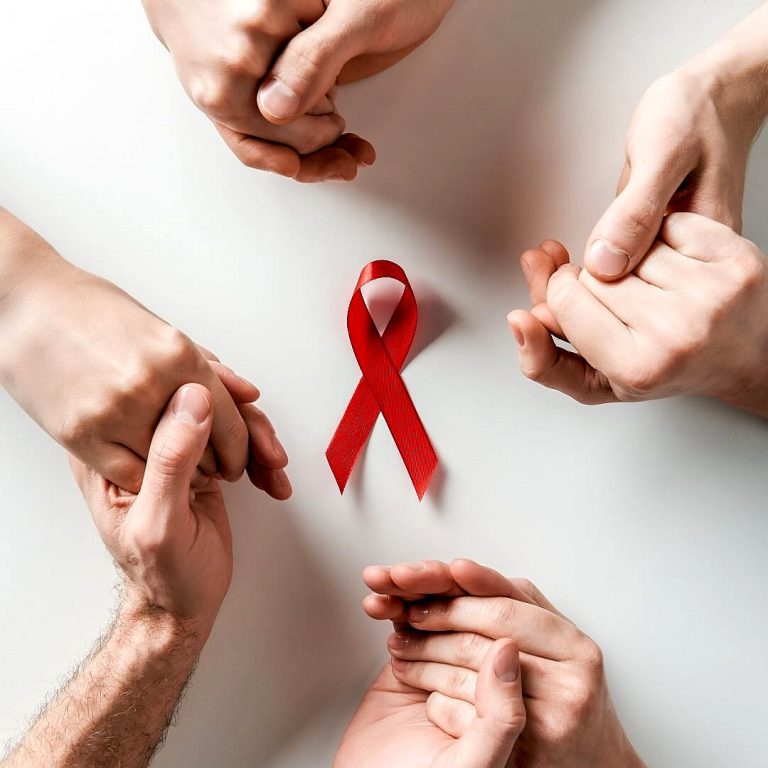 Jóvenes de 25 a 29 años lideran casos de VIH en Chile: organización mundial hace un llamado a reforzar educación sexual y uso del preservativo