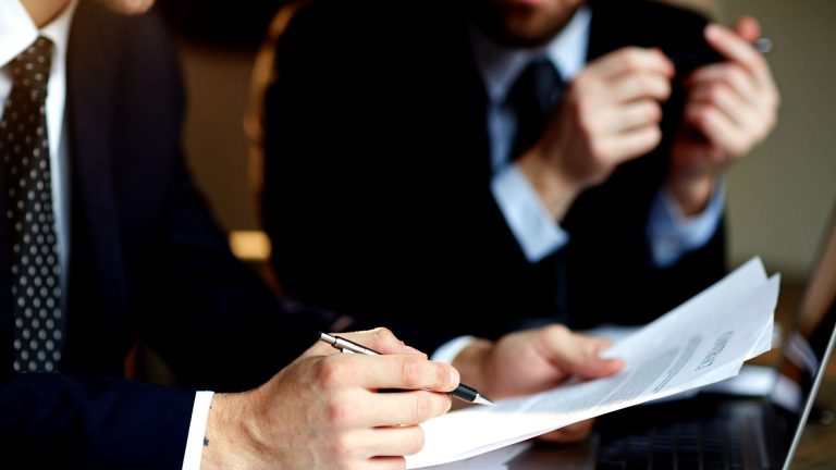 Más de $26 mil millones de pesos y 71 mil licencias médicas falsas: comenzó el juicio del segundo mayor fraude en Chile