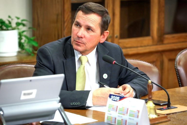 Diputado Rathgeb oficia a municipios de La Araucanía por capacidades de los cementerios