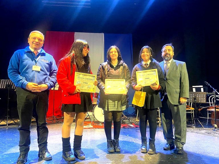DEM Angol premió a estudiantes del concurso pictórico y literario por Fiestas Patrias