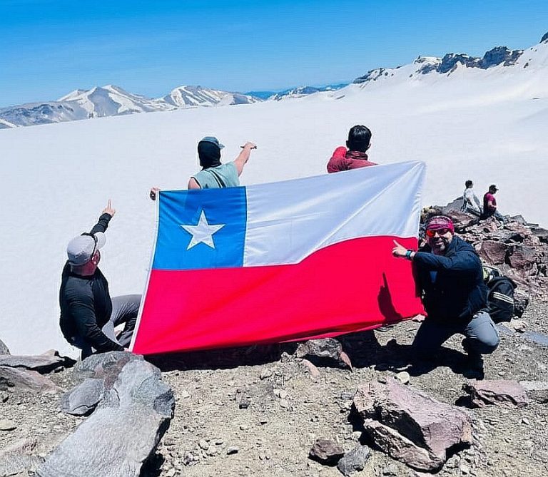 Jóvenes en Proceso de Reinserción Social Hacen Cumbre en el Nevado de Sollipulli y Comparten su Transformadora Experiencia