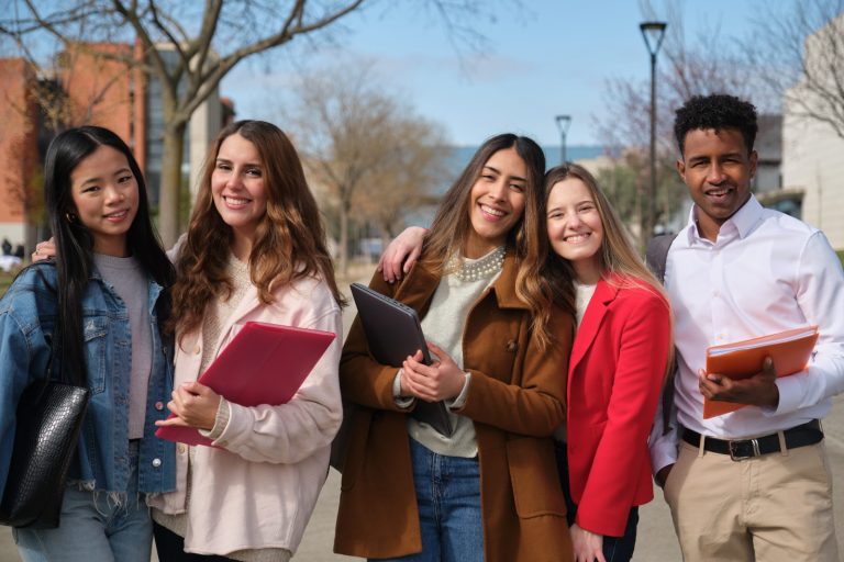 Estudiantes chilenos podrán postular a becas OEA–VIU para maestrías online