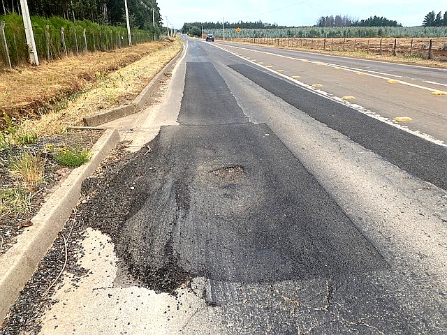 Peligro latente en Ruta 182: deterioro del pavimento asfaltico pone en riesgo a conductores