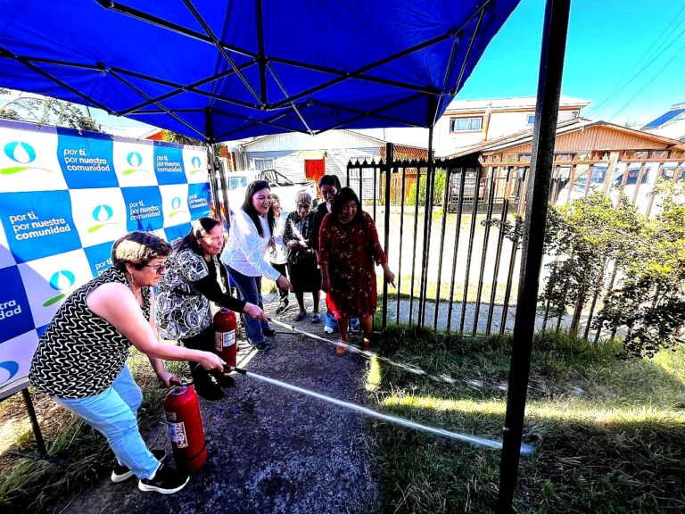 Aguas Araucanía efectuó inédito taller para dirigentes sociales sobre uso de extintores