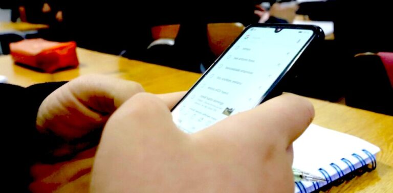 Celulares en colegios: el debate no es prohibir, sino aprender a usarlos bien