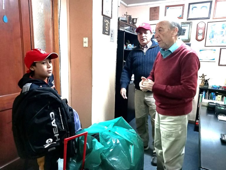 Entrega solidaria de mochilas escolares benefició a alumnos de escuela rural de Villa Chiguayhue