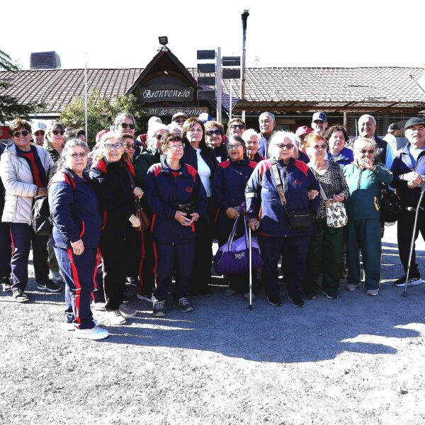 Adultos mayores renaiquinos fueron regaloneados por el municipio