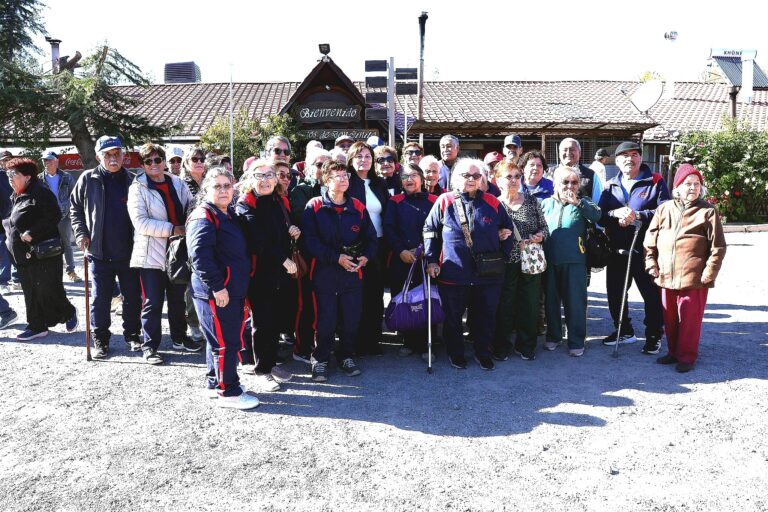 Adultos mayores renaiquinos fueron regaloneados por el municipio