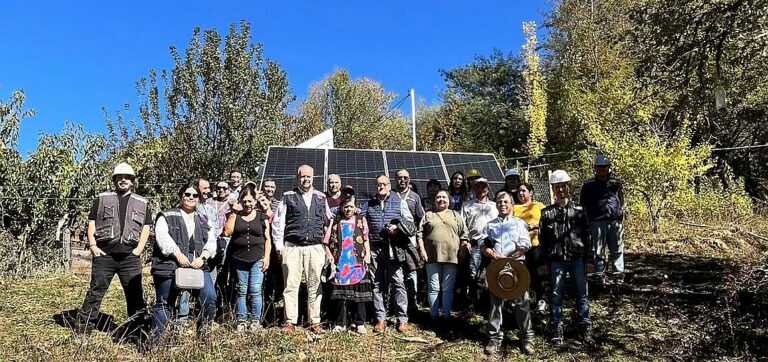 Angol: Autoridades realizaron visita al sistema fotovoltaico ubicado en Lomas de Toro en el sector cordillerano