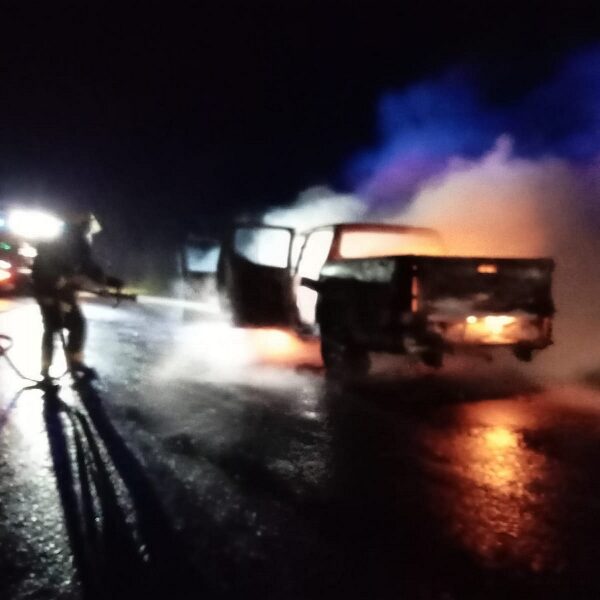 ENCAPUCHADOS ARMADOS INCENDIAN CAMIONETA EN RUTA R-49 EN COLLIPULLI