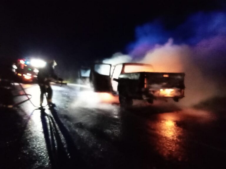 ENCAPUCHADOS ARMADOS INCENDIAN CAMIONETA EN RUTA R-49 EN COLLIPULLI