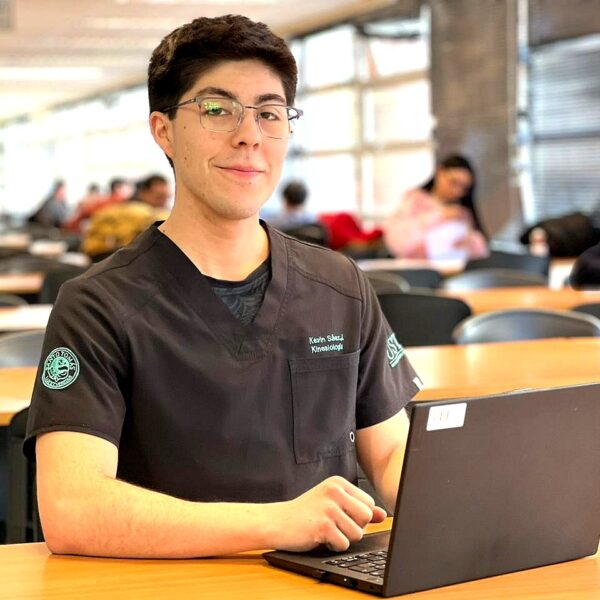 Estudiante de Kinesiología de UST Temuco publica investigación científica sobre calidad de vida en personas mayores con EPOC