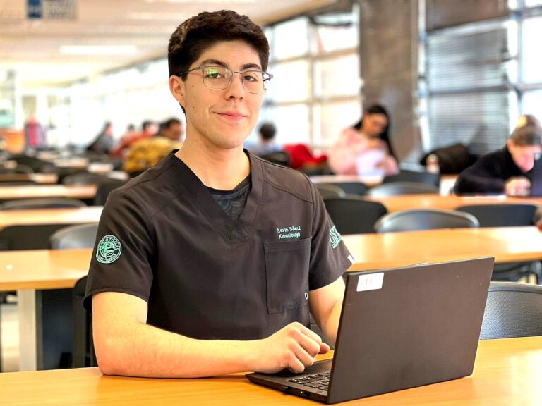 Estudiante de Kinesiología de UST Temuco publica investigación científica sobre calidad de vida en personas mayores con EPOC