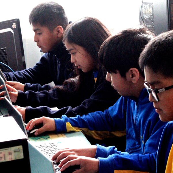Escuela rural “Toquihue” de Victoria fortalece el aprendizaje de sus estudiantes con donación de computadores