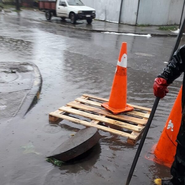 Llaman a no abrir tapas de alcantarillado para evacuar aguas lluvia de calles anegadas