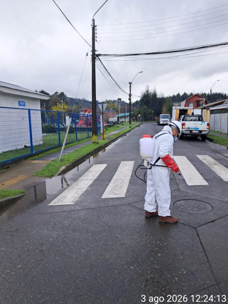 Aguas Araucanía sanitiza sectores afectados por reboses de alcantarillado ante ingreso de aguas lluvias
