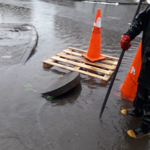Aguas Araucanía refuerza cuadrillas ante eventuales desbordes de alcantarillado por lluvias